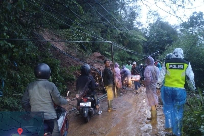 Polisi mengamankan jalur utama Banjarwangi di Garut yang tertutup longsor