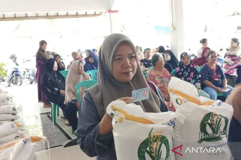 Bulog Jabar menyalurkan bantuan pangan tahap II bagi 3,3 juta warga