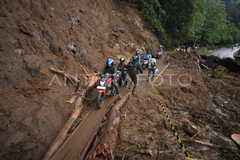 Jalan darurat Padang - Bukittinggi di Lembah Anai