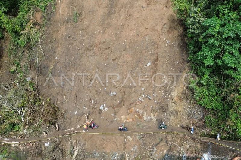 Jalan darurat Padang - Bukittinggi di Lembah Anai