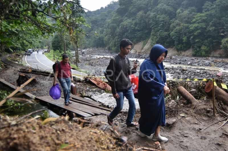 Mencari keluarga yang hilang akibat banjir bandang