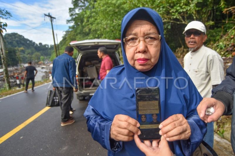 Mencari keluarga yang hilang akibat banjir bandang