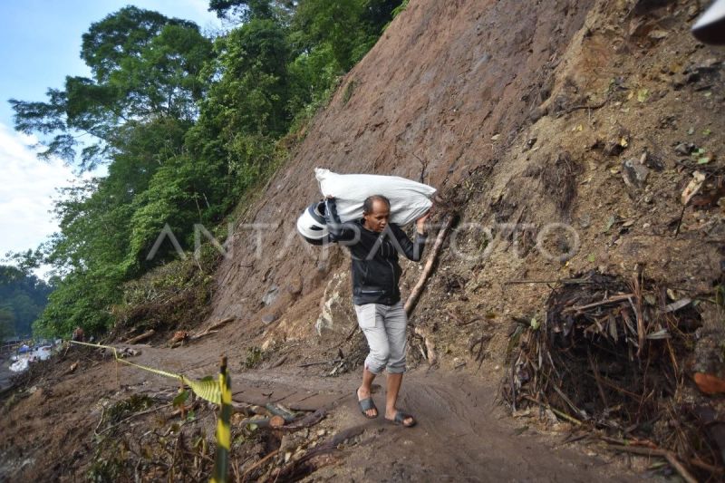 Jalan darurat Padang - Bukittinggi di Lembah Anai