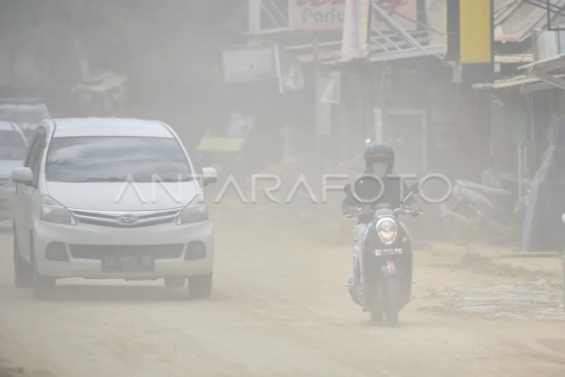 Jalan berdebu di Pasar Baru Padang