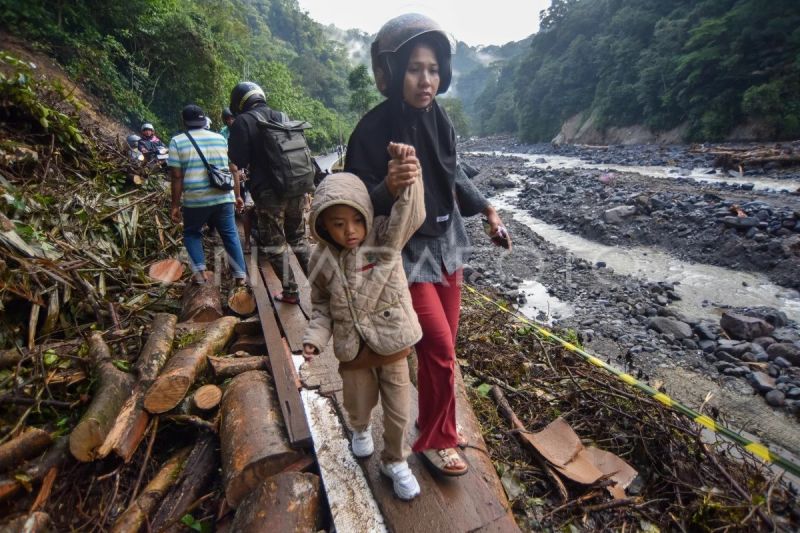 Jalan darurat Padang - Bukittinggi di Lembah Anai