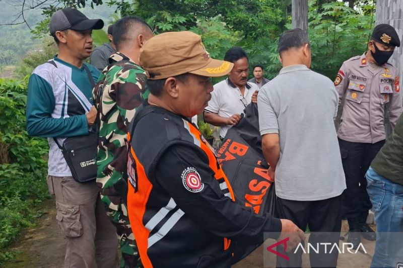 Jasad siswa SD terbawa arus sejauh 10 kilometer di Cikalongkulon Cianjur ditemukan