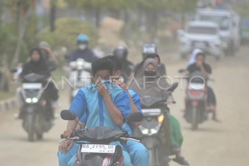 Jalan berdebu di Pasar Baru Padang