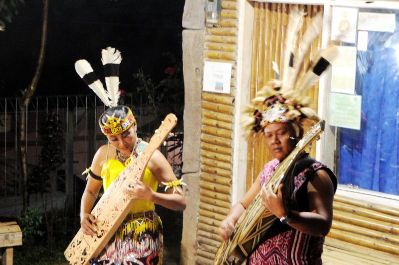 Pentas budaya PWI Jakarta tetap meriah meski diguyur hujan di Gunung Padang Cianjur