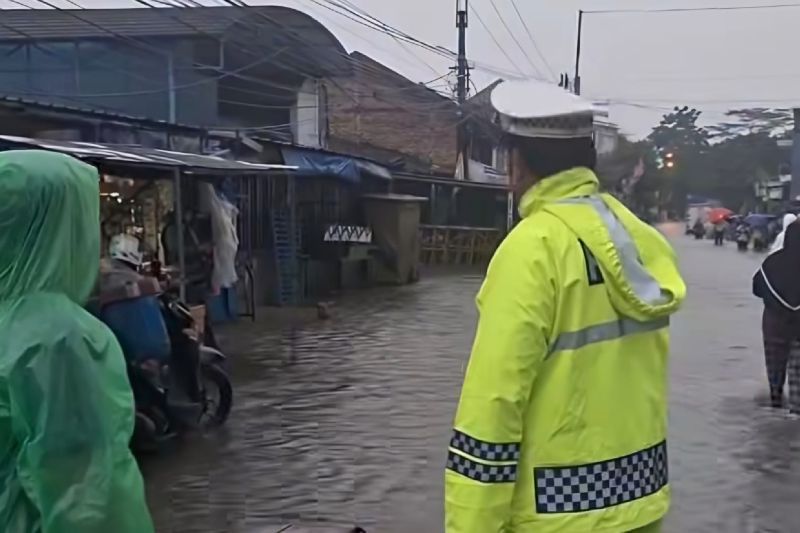 Polisi terapkan rekayasa lalin, ruas jalan Dayeuhkolot putus