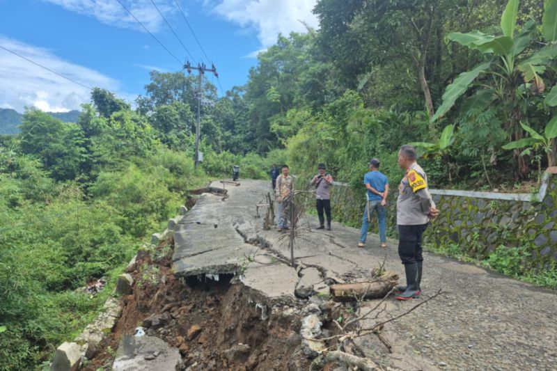 Pemkab Garut menurunkan tim atasi daerah yang terdampak bencana alam