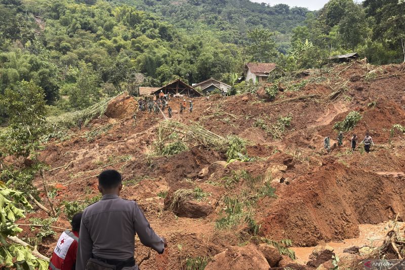 Kronologi tiga korban tertimbun tanah longsor di Arjasari Bandung