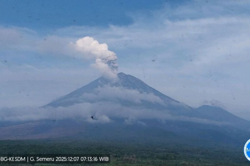 Gunung Semeru hari ini empat kali erupsi dengan tinggi letusan 1 km