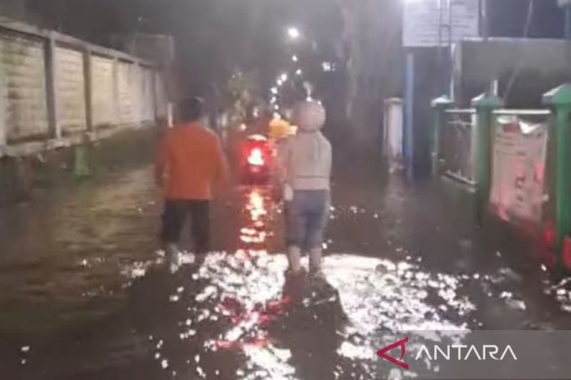 Banjarmasin urges residents to be alert to extreme weather, tidal flooding