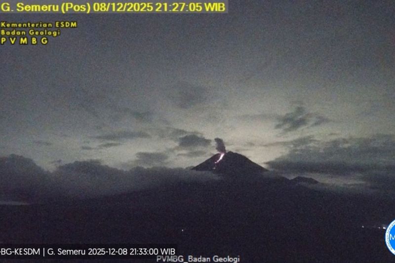 Gunung Semeru semalam erupsi disertai letusan dan luncurkan lava pijar
