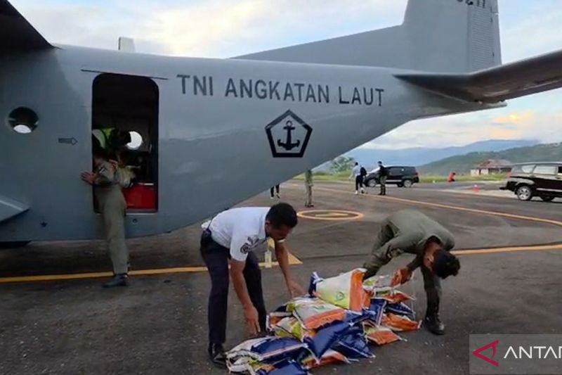 TNI AL kerahkan alutsista udara untuk distribusi logistik di Sumatera