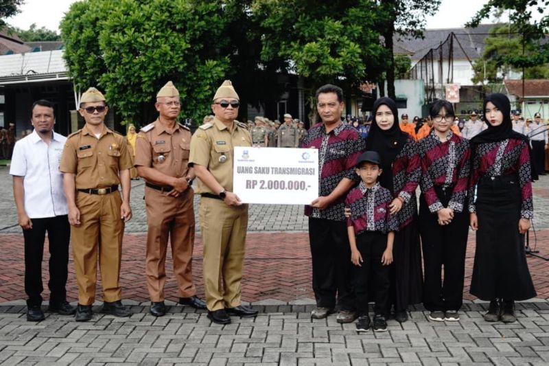 Pemkab Garut berangkatkan dua keluarga untuk bertransmigrasi ke Sulbar