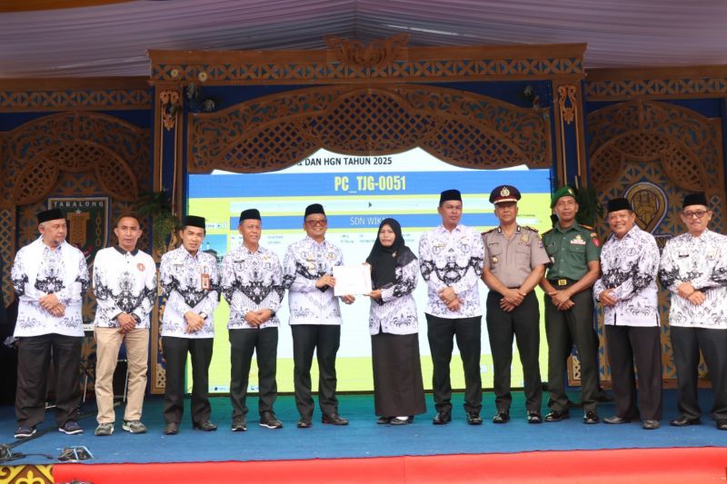 Norpatilah terima hadiah umroh di HUT PGRI ke-80