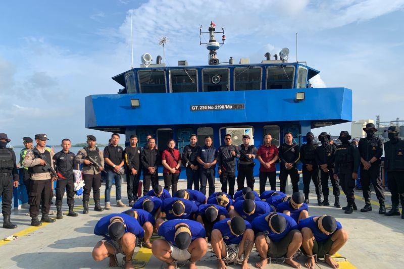 21 warga binaan risiko tinggi Lapas Cirebon dipindahkan ke Nusakambangan