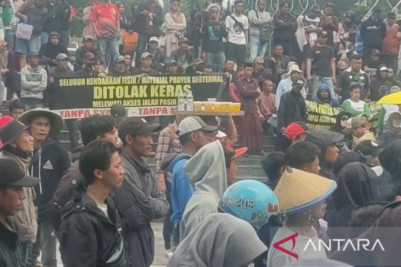 Tolak geothermal, warga kaki Gunung Gede-Pangrango unjuk rasa di Kantor Bupati Cianjur