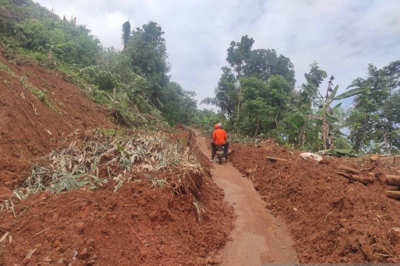 BPBD Sumedang menurunkan tim setelah longsor di Surian putus air tiga desa