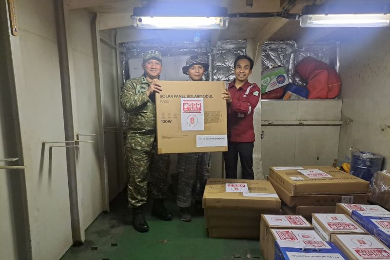 Len kirimkan 10 PLTS portable solusi isolasi kelistrikan bencana Sumatera