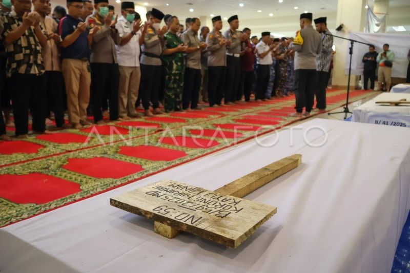 Shalat jenazah untuk para korban bencana alam di Sumbar