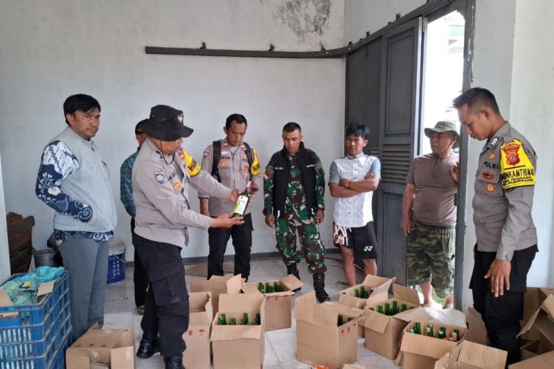 Polisi menggerebek gudang minuman keras ilegal di Garut