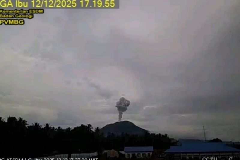 Gunung Ibu hari ini semburkan abu setinggi hingga 800 meter