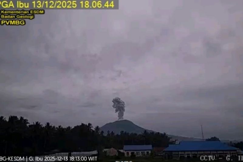 Gunung Ibu hari ini Sabtu semburkan abu setinggi hingga 1.000 meter