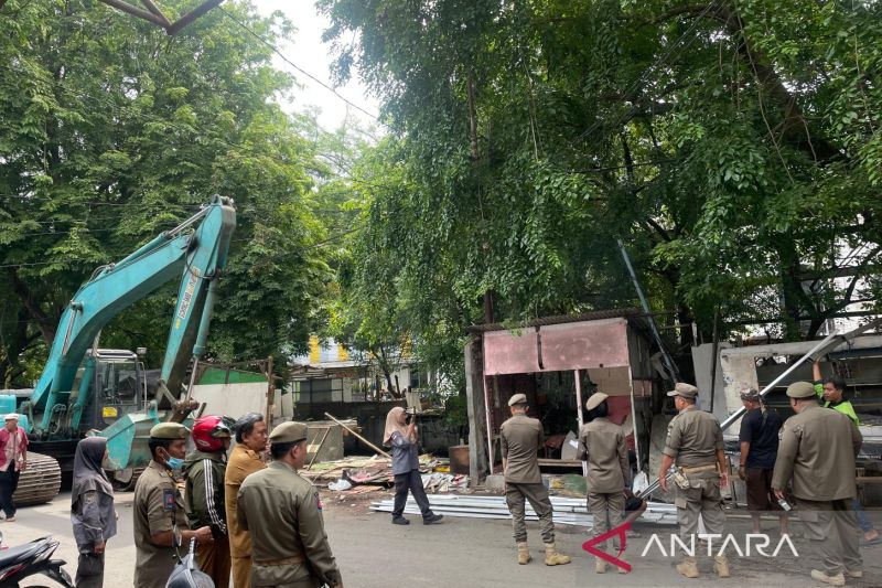 Pemkot Cirebon mengerahkan personel gabungan tertibkan PKL Sukalila