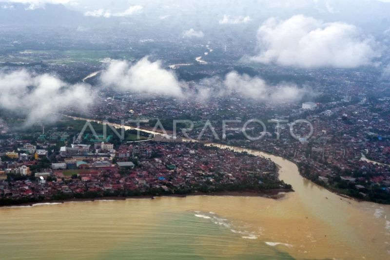 Aliran sungai berubah akibat banjir bandang di Padang