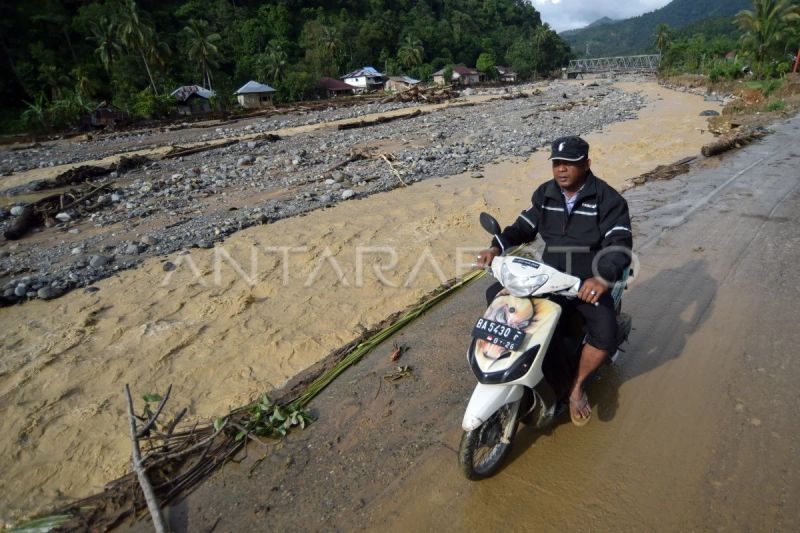 Aliran sungai berubah akibat banjir bandang di Padang