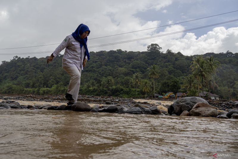 Menerobos keterisolasian demi mengobati penyintas banjir bandang