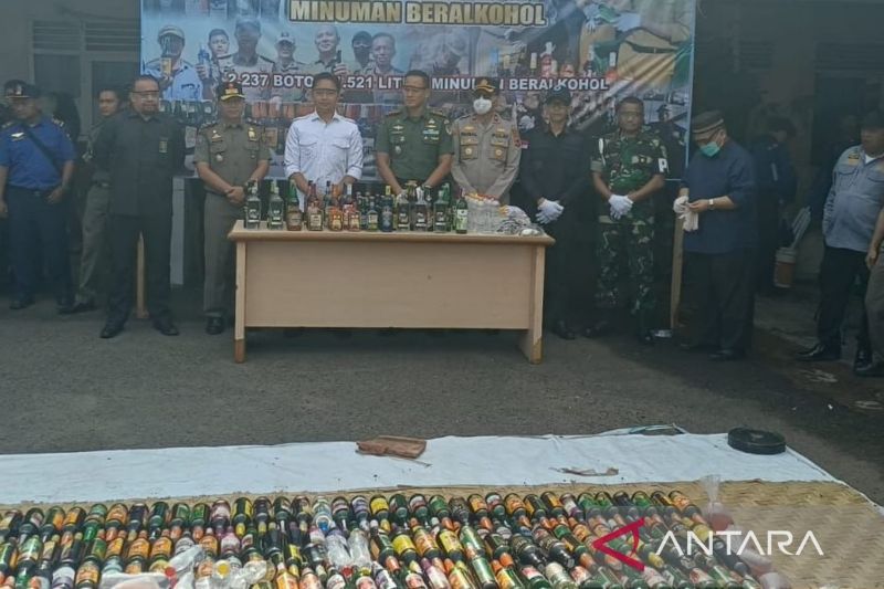 Satpol PP Cianjur musnahkan ribuan botol miras dan rokok ilegal