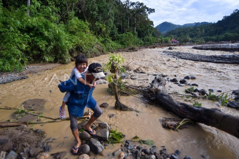 Jalan putus total di Batu Busuk Padang