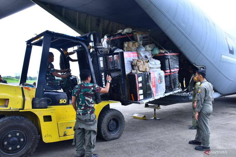 Hercules TNI AU antar sling baja untuk pembangunan jembatan di Aceh