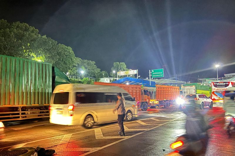 Ribuan kendaraan mulai padati Pelabuhan Bakauheni jelang Natal 2025