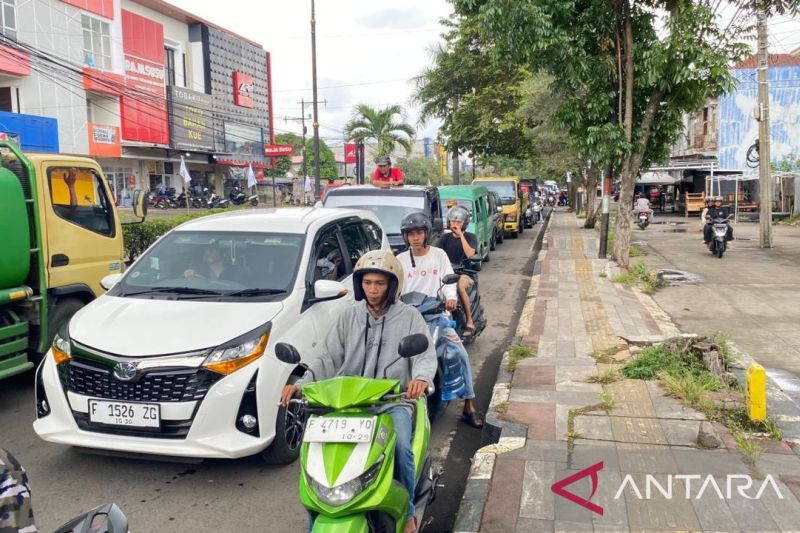 Pemkab Cianjur memperbaiki jalan protokol dengan cor beton cepat kering
