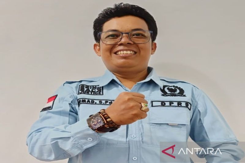 A DPRD member congratulates Awaludin to chair Kotabaru KONI