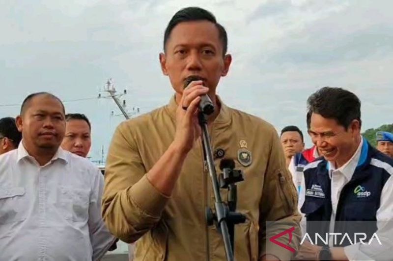 Menko AHY pastikan kesiagaan 8 tugboat di Merak untuk antisipasi cuaca buruk
