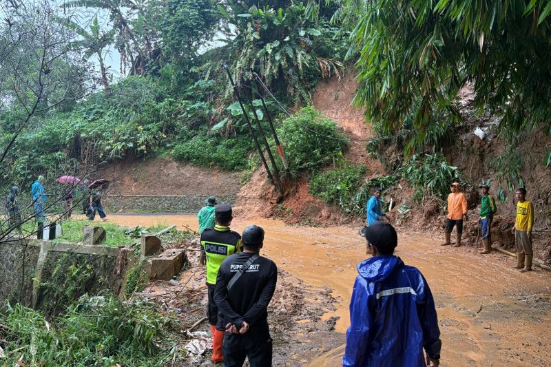 Polisi evakuasi material longsor di jalur selatan Banjarwangi Garut