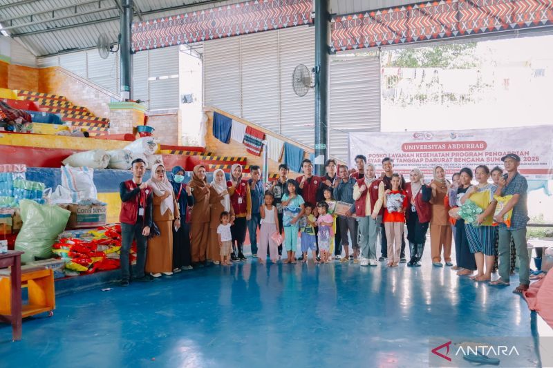 Tim PKM Universitas Abdurrab Buka Posko Pelayanan Kesehatan Terpadu bagi Warga Terdampak Banjir