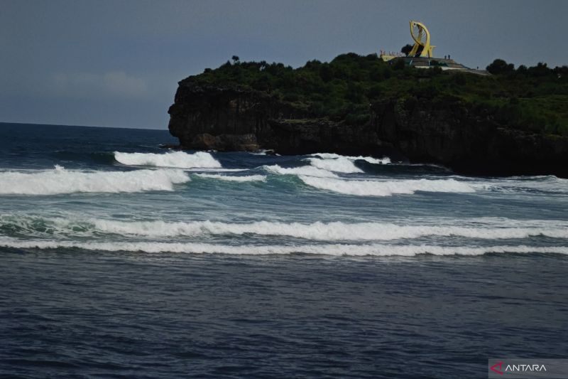 Waspada! Potensi gelombang laut tinggi empat meter 23-26 Desember 2025