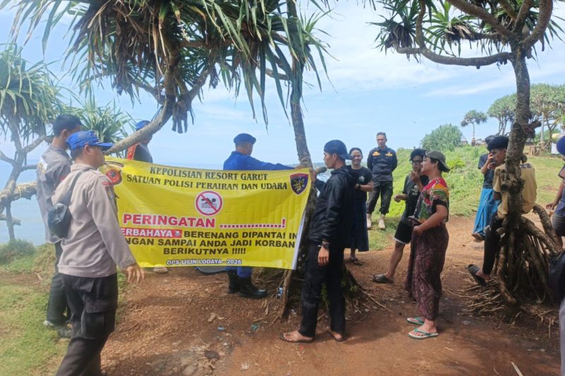 Satpolairud pasang rambu bahaya cegah kecelakaan laut di perairan Garut
