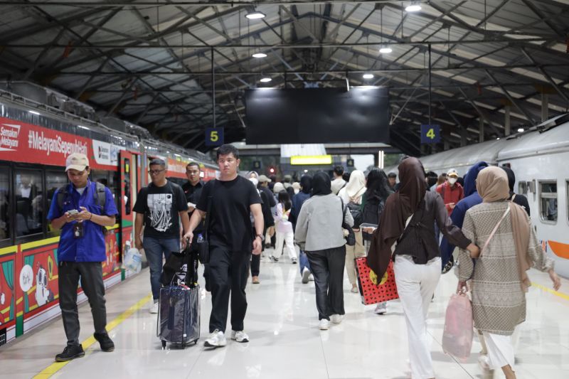 130.231 penumpang banjiri stasiun Daop 2 selema sepekan jelang Natal 2025