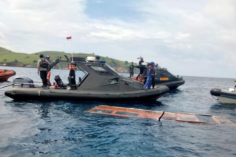 Search underway for four Spanish tourists after Labuan Bajo boat sinks