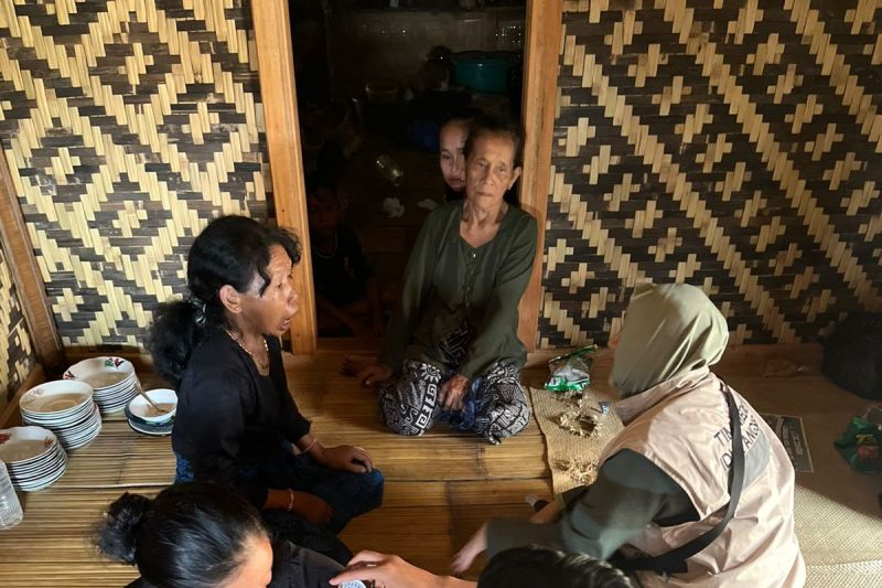 Relawan SRI bersama BEM FK Unjani Bandung menggelar pengobatan di Badui