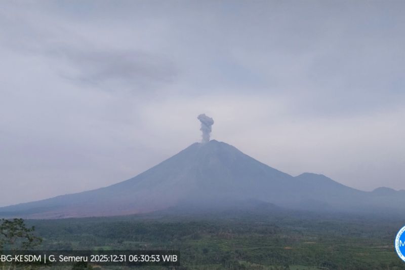 Semeru erupsi lagi 3 kali, tinggi letusan 900 meter