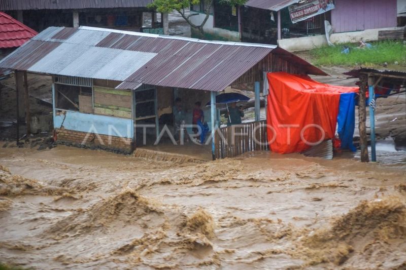 Air sungai kembali meluap di Padang