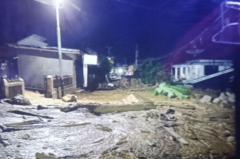 Banjir bandang kembali terjang Maninjau disertai bunyi gemuruh